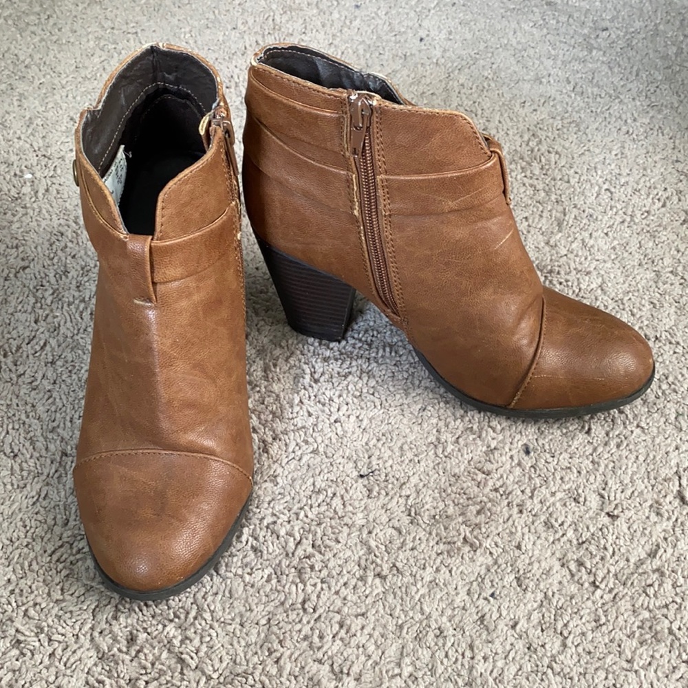 American Eagle brown zip up ankle boots